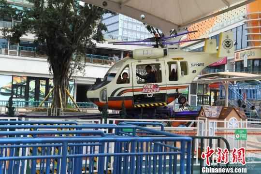 圖為不少市民正在游樂場玩耍。　陳超 攝