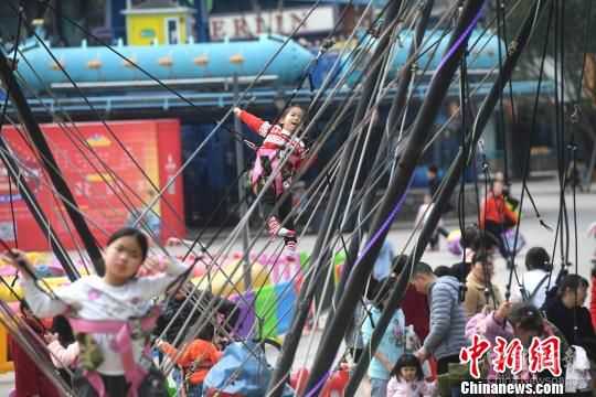 圖為眾多小孩正在游樂場玩耍。　陳超 攝