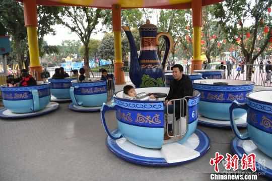 圖為不少市民正在游樂場玩耍。　陳超 攝