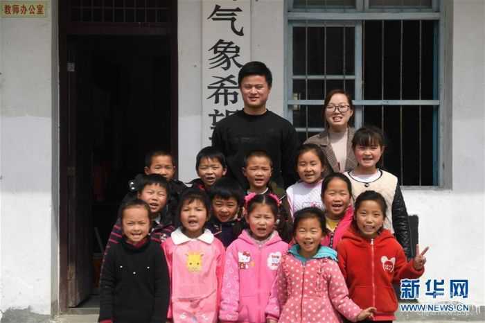 。在安徽省岳西縣青天鄉(xiāng)老鴨村上海氣象希望小學(xué)，“90后”陳偉和妻子黃曉青扎根大山深處，用心教育山里的孩子。陳偉和黃曉青的老家在安徽省懷寧縣小市鎮(zhèn)，2017年，他們通過考試成為老鴨村上海氣象希望小學(xué)的老師，從此以校為家，吃住都在學(xué)?！，F(xiàn)在，這對夫妻教師把兩個女兒也帶在身邊，上課時由陳偉的母親幫忙照看孩子。老鴨村上海氣象希望小學(xué)只有7名教師，夫妻倆除了自己負(fù)責(zé)的語文和數(shù)學(xué)主課以外，還要兼上音樂、體育等課程。陳偉告訴記者，山區(qū)小學(xué)缺少老師，他希望有更多的年輕老師到基層來。 “每天和學(xué)生們在一起，真的很快樂。”黃曉青說。新華社記者 張端 攝