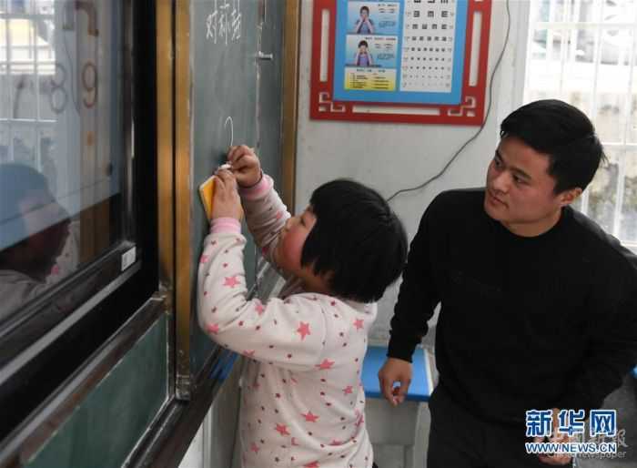 。在安徽省岳西縣青天鄉(xiāng)老鴨村上海氣象希望小學(xué)，“90后”陳偉和妻子黃曉青扎根大山深處，用心教育山里的孩子。陳偉和黃曉青的老家在安徽省懷寧縣小市鎮(zhèn)，2017年，他們通過考試成為老鴨村上海氣象希望小學(xué)的老師，從此以校為家，吃住都在學(xué)校?，F(xiàn)在，這對夫妻教師把兩個女兒也帶在身邊，上課時由陳偉的母親幫忙照看孩子。老鴨村上海氣象希望小學(xué)只有7名教師，夫妻倆除了自己負(fù)責(zé)的語文和數(shù)學(xué)主課以外，還要兼上音樂、體育等課程。陳偉告訴記者，山區(qū)小學(xué)缺少老師，他希望有更多的年輕老師到基層來。 “每天和學(xué)生們在一起，真的很快樂。”黃曉青說。新華社記者 張端 攝