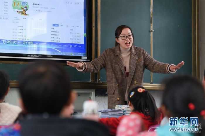 。在安徽省岳西縣青天鄉(xiāng)老鴨村上海氣象希望小學(xué)，“90后”陳偉和妻子黃曉青扎根大山深處，用心教育山里的孩子。陳偉和黃曉青的老家在安徽省懷寧縣小市鎮(zhèn)，2017年，他們通過考試成為老鴨村上海氣象希望小學(xué)的老師，從此以校為家，吃住都在學(xué)?！，F(xiàn)在，這對夫妻教師把兩個女兒也帶在身邊，上課時由陳偉的母親幫忙照看孩子。老鴨村上海氣象希望小學(xué)只有7名教師，夫妻倆除了自己負(fù)責(zé)的語文和數(shù)學(xué)主課以外，還要兼上音樂、體育等課程。陳偉告訴記者，山區(qū)小學(xué)缺少老師，他希望有更多的年輕老師到基層來。 “每天和學(xué)生們在一起，真的很快樂?！秉S曉青說。新華社記者 張端 攝