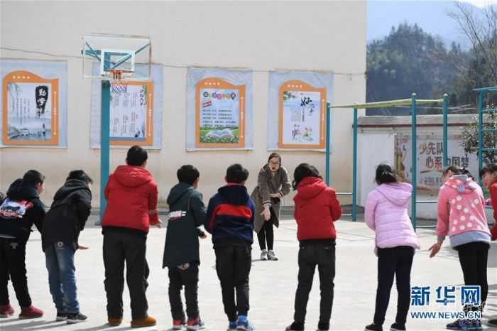 。在安徽省岳西縣青天鄉(xiāng)老鴨村上海氣象希望小學(xué)，“90后”陳偉和妻子黃曉青扎根大山深處，用心教育山里的孩子。陳偉和黃曉青的老家在安徽省懷寧縣小市鎮(zhèn)，2017年，他們通過考試成為老鴨村上海氣象希望小學(xué)的老師，從此以校為家，吃住都在學(xué)?！，F(xiàn)在，這對夫妻教師把兩個女兒也帶在身邊，上課時由陳偉的母親幫忙照看孩子。老鴨村上海氣象希望小學(xué)只有7名教師，夫妻倆除了自己負(fù)責(zé)的語文和數(shù)學(xué)主課以外，還要兼上音樂、體育等課程。陳偉告訴記者，山區(qū)小學(xué)缺少老師，他希望有更多的年輕老師到基層來。 “每天和學(xué)生們在一起，真的很快樂?！秉S曉青說。新華社記者 張端 攝