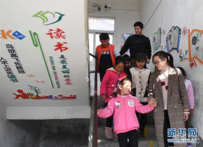 。在安徽省岳西縣青天鄉(xiāng)老鴨村上海氣象希望小學(xué)，“90后”陳偉和妻子黃曉青扎根大山深處，用心教育山里的孩子。陳偉和黃曉青的老家在安徽省懷寧縣小市鎮(zhèn)，2017年，他們通過考試成為老鴨村上海氣象希望小學(xué)的老師，從此以校為家，吃住都在學(xué)?！，F(xiàn)在，這對夫妻教師把兩個女兒也帶在身邊，上課時由陳偉的母親幫忙照看孩子。老鴨村上海氣象希望小學(xué)只有7名教師，夫妻倆除了自己負(fù)責(zé)的語文和數(shù)學(xué)主課以外，還要兼上音樂、體育等課程。陳偉告訴記者，山區(qū)小學(xué)缺少老師，他希望有更多的年輕老師到基層來。 “每天和學(xué)生們在一起，真的很快樂?！秉S曉青說。新華社記者 張端 攝