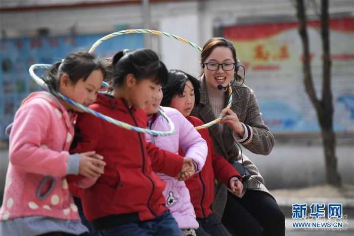 。在安徽省岳西縣青天鄉(xiāng)老鴨村上海氣象希望小學(xué)，“90后”陳偉和妻子黃曉青扎根大山深處，用心教育山里的孩子。陳偉和黃曉青的老家在安徽省懷寧縣小市鎮(zhèn)，2017年，他們通過考試成為老鴨村上海氣象希望小學(xué)的老師，從此以校為家，吃住都在學(xué)?！，F(xiàn)在，這對夫妻教師把兩個女兒也帶在身邊，上課時由陳偉的母親幫忙照看孩子。老鴨村上海氣象希望小學(xué)只有7名教師，夫妻倆除了自己負(fù)責(zé)的語文和數(shù)學(xué)主課以外，還要兼上音樂、體育等課程。陳偉告訴記者，山區(qū)小學(xué)缺少老師，他希望有更多的年輕老師到基層來。 “每天和學(xué)生們在一起，真的很快樂?！秉S曉青說。新華社記者 張端 攝