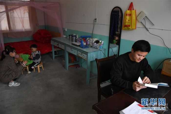 。在安徽省岳西縣青天鄉(xiāng)老鴨村上海氣象希望小學(xué)，“90后”陳偉和妻子黃曉青扎根大山深處，用心教育山里的孩子。陳偉和黃曉青的老家在安徽省懷寧縣小市鎮(zhèn)，2017年，他們通過考試成為老鴨村上海氣象希望小學(xué)的老師，從此以校為家，吃住都在學(xué)校?，F(xiàn)在，這對夫妻教師把兩個女兒也帶在身邊，上課時由陳偉的母親幫忙照看孩子。老鴨村上海氣象希望小學(xué)只有7名教師，夫妻倆除了自己負(fù)責(zé)的語文和數(shù)學(xué)主課以外，還要兼上音樂、體育等課程。陳偉告訴記者，山區(qū)小學(xué)缺少老師，他希望有更多的年輕老師到基層來。 “每天和學(xué)生們在一起，真的很快樂?！秉S曉青說。新華社記者 張端 攝