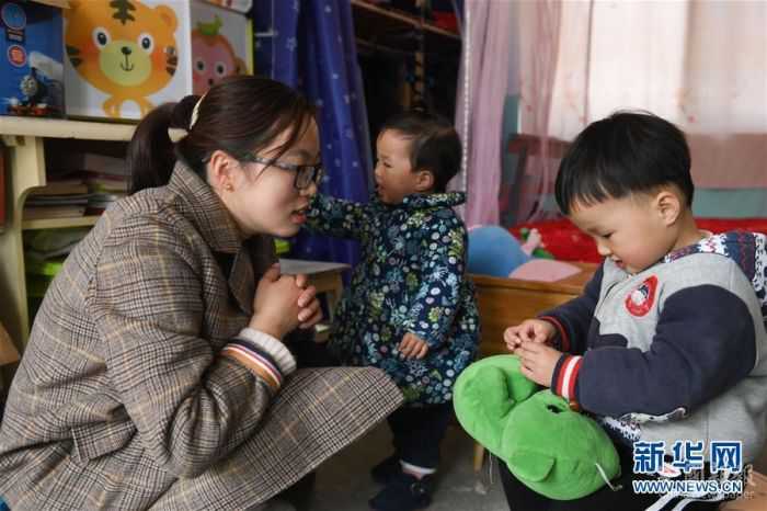 。在安徽省岳西縣青天鄉(xiāng)老鴨村上海氣象希望小學(xué)，“90后”陳偉和妻子黃曉青扎根大山深處，用心教育山里的孩子。陳偉和黃曉青的老家在安徽省懷寧縣小市鎮(zhèn)，2017年，他們通過考試成為老鴨村上海氣象希望小學(xué)的老師，從此以校為家，吃住都在學(xué)?！，F(xiàn)在，這對夫妻教師把兩個女兒也帶在身邊，上課時由陳偉的母親幫忙照看孩子。老鴨村上海氣象希望小學(xué)只有7名教師，夫妻倆除了自己負(fù)責(zé)的語文和數(shù)學(xué)主課以外，還要兼上音樂、體育等課程。陳偉告訴記者，山區(qū)小學(xué)缺少老師，他希望有更多的年輕老師到基層來。 “每天和學(xué)生們在一起，真的很快樂?！秉S曉青說。新華社記者 張端 攝