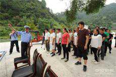 貴州凱里：公安交警大隊車管所進(jìn)村為村民辦駕照