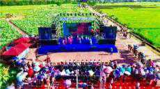 永州零陵區(qū)：珠山荷花節(jié)開(kāi)幕 數(shù)千名游客前來(lái)賞花