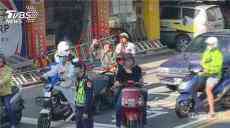 蔡英文車隊(duì)“掃街”造勢(shì) 路邊民眾對(duì)其比倒贊