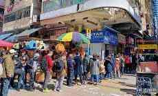 通宵捱凍等派籌 千人爭(zhēng)買20盒