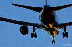 引擎故障輪胎爆裂 加客機(jī)有驚無(wú)險(xiǎn)