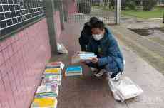 臨澧三中：教師上門送教材 護(hù)航“停課不停學(xué)”