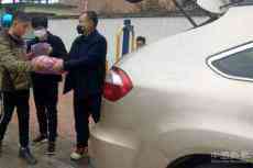 湖南嘉禾：學(xué)生在家上網(wǎng)課 老師登門送教材