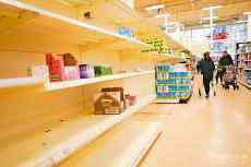 英國(guó)推升級(jí)版防疫措施：關(guān)閉大部分商店 禁止集會(huì)三周