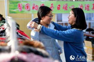 河南一學(xué)校免費(fèi)為貧困學(xué)子發(fā)放棉衣十年 網(wǎng)友點(diǎn)贊