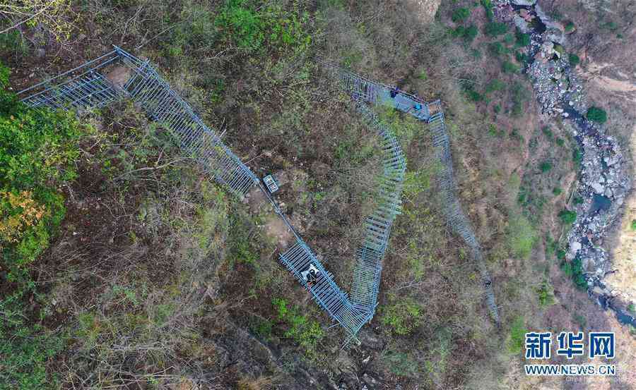 (新華全媒頭條·走向我們的小康生活·圖文互動)(1)奮斗繪就“新天府”——川蜀大地干群“戰(zhàn)貧”軌跡掃描