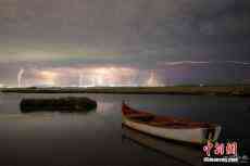 希臘傍晚出現(xiàn)“天降萬(wàn)雷”震撼景觀