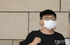 黃之鋒因去年10月參與非法集結被捕