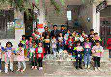 金湖村微網(wǎng)格長(zhǎng)郝芝梅多方聯(lián)系為西湖小學(xué)解決少兒讀物