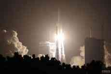 長(zhǎng)征五號(hào)遙五運(yùn)載火箭將嫦娥五號(hào)探測(cè)器發(fā)射升空