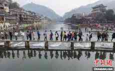 鳳凰古城“租衣服被禁止自拍” 官方：對當(dāng)事人依法拘留