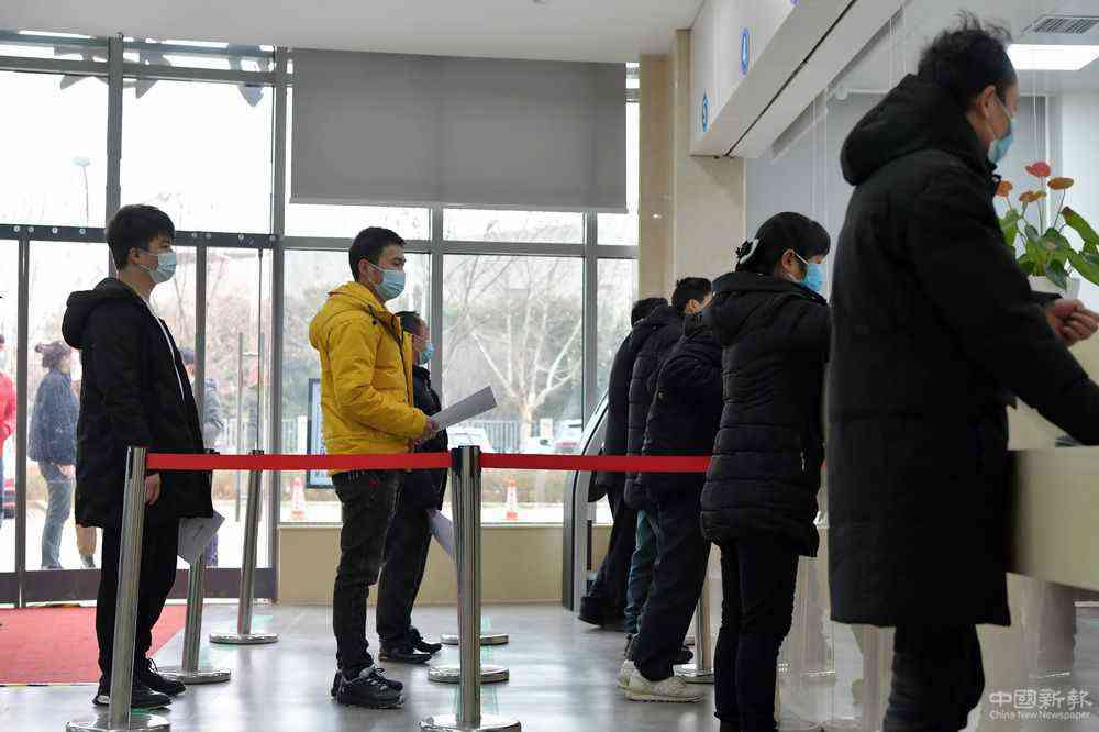 2021年1月4日，在江西省人民醫(yī)院紅谷灘院區(qū)，前來接種新冠疫苗的人員排隊(duì)登記。