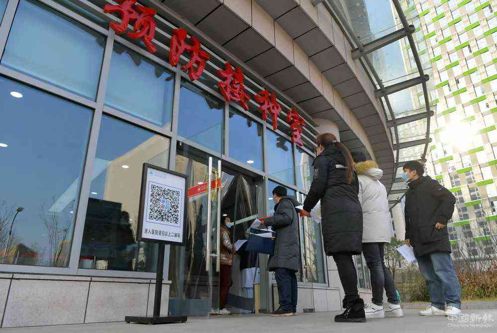 2021年1月4日，在江西省人民醫(yī)院紅谷灘院區(qū)，前來接種新冠疫苗的人員在接種點(diǎn)外排隊(duì)等候。