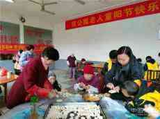 沅江市區(qū)中心校27位小學生敬老院里學雷鋒！