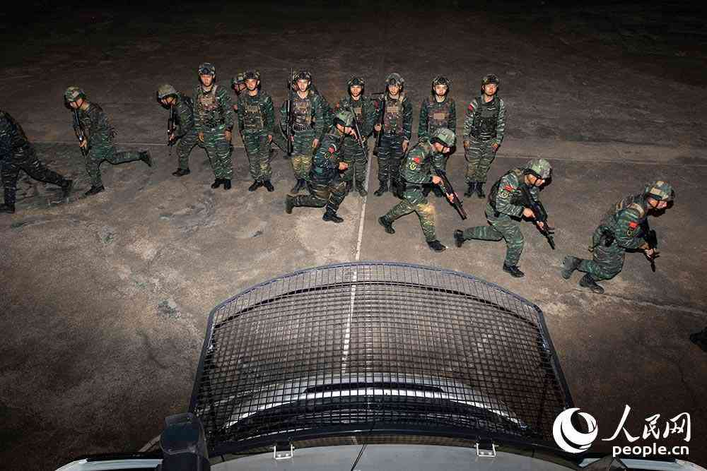 武警廣西總隊(duì)賀州支隊(duì)特戰(zhàn)分隊(duì)特戰(zhàn)隊(duì)員出動(dòng)。