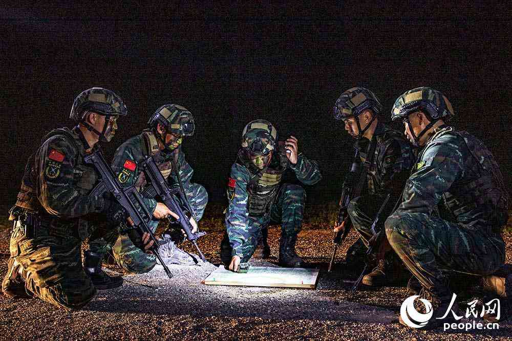 特戰(zhàn)隊(duì)員制定作戰(zhàn)方案。