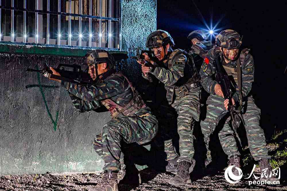 特戰(zhàn)隊(duì)員隱蔽接近目標(biāo)區(qū)域。