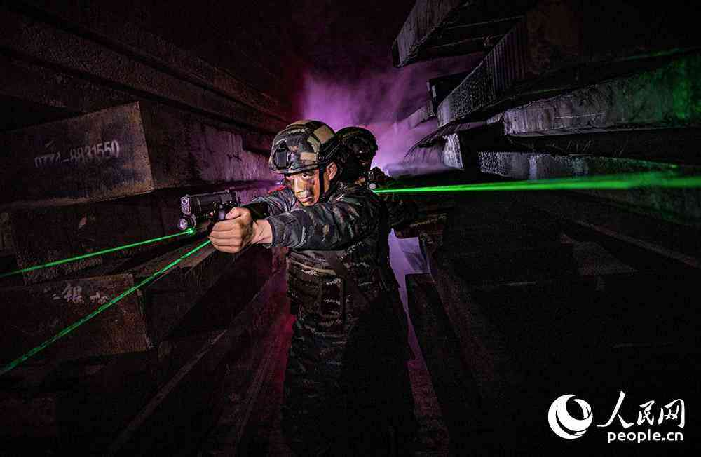 特戰(zhàn)隊(duì)員交替掩護(hù)搜索目標(biāo)。