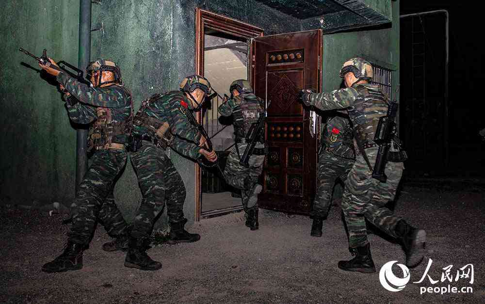 特戰(zhàn)隊(duì)員迅速展開突擊。