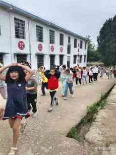 湘鄉(xiāng)月山石柱學(xué)校開展“512防災(zāi)減災(zāi)應(yīng)急疏散演練”活動