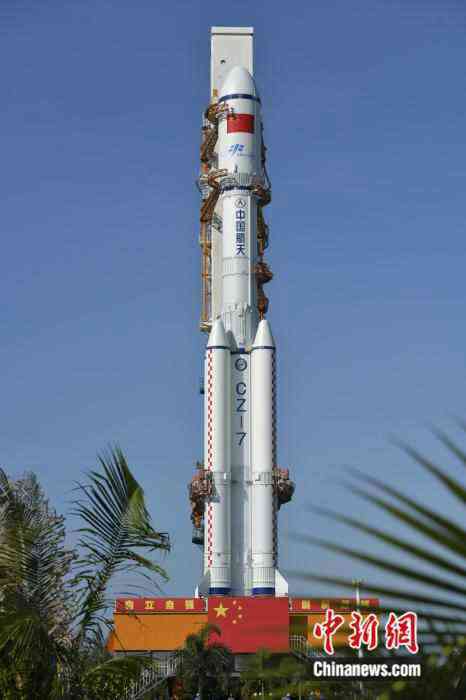 天舟二號(hào)貨運(yùn)飛船船箭組合體轉(zhuǎn)運(yùn)至發(fā)射區(qū)。駱云飛攝