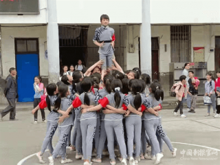 荷香橋鎮(zhèn)中心小學舉辦“紅心永向黨、奮斗新征程”演出