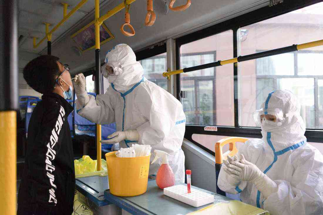 9月24日，市民在哈爾濱市巴彥縣興隆鎮(zhèn)一流動(dòng)核酸檢測(cè)點(diǎn)進(jìn)行檢測(cè)。新華社記者 謝劍飛 攝