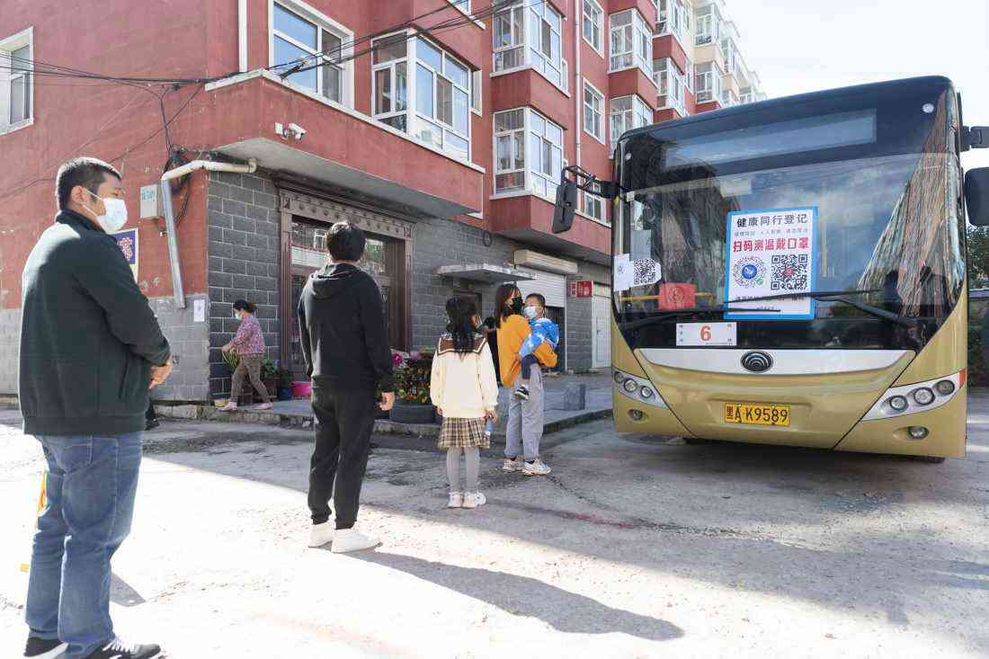 9月24日，市民在哈爾濱市巴彥縣興隆鎮(zhèn)一流動(dòng)核酸檢測(cè)點(diǎn)排隊(duì)進(jìn)行檢測(cè)。哈爾濱市調(diào)配了60輛核酸采樣流動(dòng)車輛支援巴彥縣，方便當(dāng)?shù)鼐用窬徒鼨z測(cè)。新華社記者 謝劍飛 攝