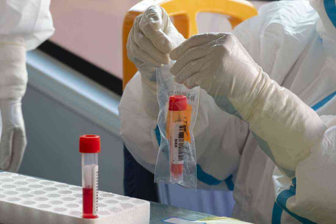 9月24日，在哈爾濱市巴彥縣興隆鎮(zhèn)一流動(dòng)核酸檢測(cè)點(diǎn)，醫(yī)務(wù)人員將采樣管裝袋。新華社記者 謝劍飛 攝