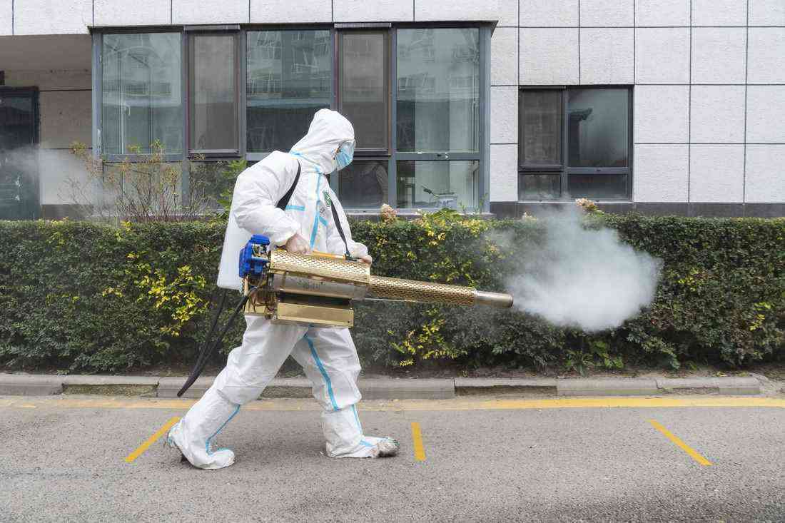 9月25日，哈爾濱市巴彥縣志愿者協(xié)會(huì)志愿者在巴彥縣一小區(qū)內(nèi)進(jìn)行消毒。新華社記者 謝劍飛 攝