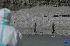 新疆：牦牛借道冬季轉(zhuǎn)場 邊防官兵“保駕護航”