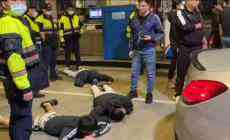 新北惡少尋仇 竟在警局前砸車(chē)打人