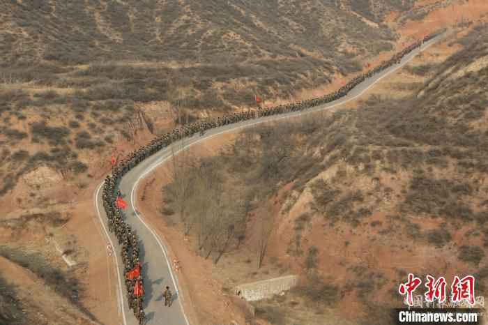 部隊行進中?！≈x強 攝