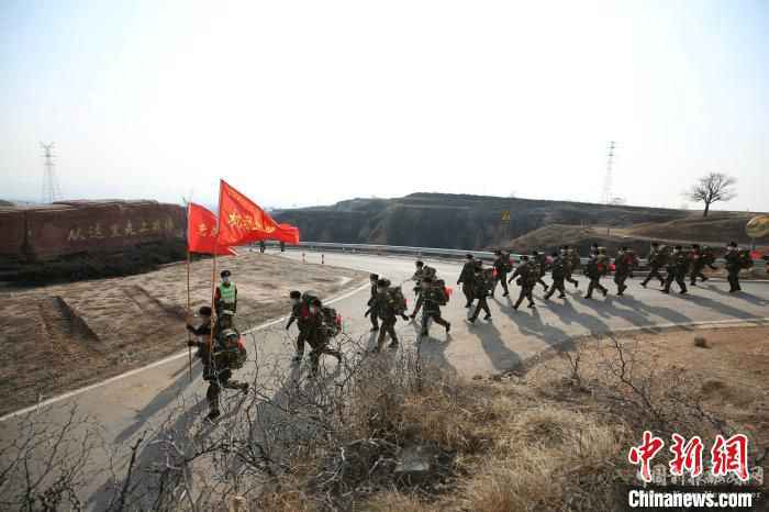 部隊迅速組織開進，穿過城市、越過山地。　謝強 攝