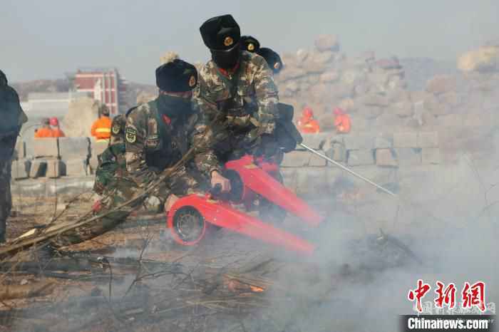 武警第一機動總隊某支隊正在進行綜合演練。　謝強 攝