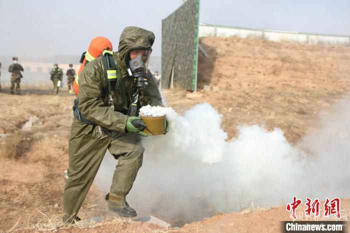 防化中隊官兵正在展開做作業(yè)，消除隱患。　謝強 攝