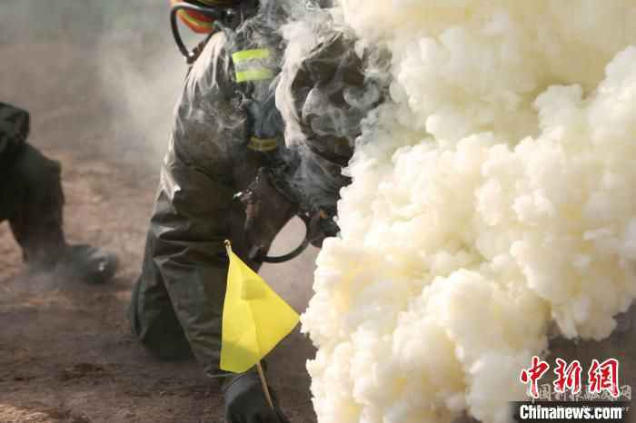 接到命令后，防化中隊官兵迅速穿戴好裝具，攜帶檢測、洗消裝備趕至事發(fā)地域并展開作業(yè)，消除隱患。　謝強 攝