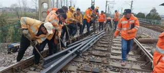 亳州線路車間：更換傷損設備，確保鐵路運輸安全