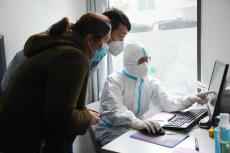 堅(jiān)持人民至上，疫情下就醫(yī)有制度也有溫度